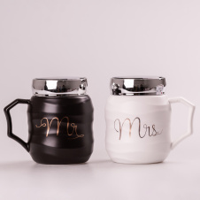 Набор кружок керамических Happy Life 450 мл Mr&Mrs с крышкой 2 штуки (HPCYYDX1292)