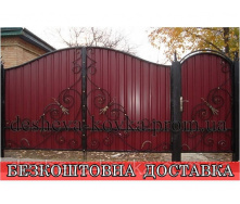 Кованые ворота из профнастила и элементами ковки