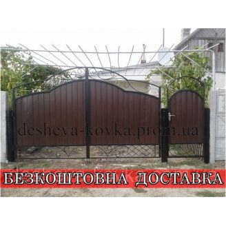 Кованые распашные ворота из калиткой из профнастила