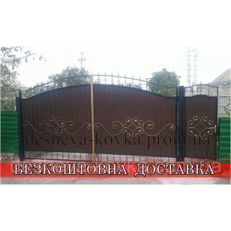 Кованые ворота из калиткой и профнастилом