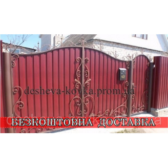 Кованые ворота из профнастила и элементами ковки