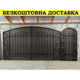 Ворота с коричневым матовым профнастилом и ковкой в ​​НАЛИЧИИ