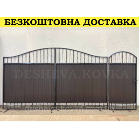 Кованые ворота с ковкой и зеленым профнастилом
