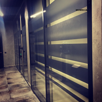 Офісні перегородки з алюмінію та тонованим склом — замовлення під ключ