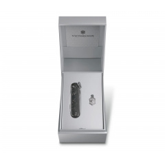 Складной нож Victorinox Classic SD Brilliant Carbon 58 мм 5 функций рукоять из карбона (0.6221.90) Ворожба
