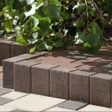 Поребрик фігурний квадратний Золотий Мандарин 500х80х250 мм на сірому цементі коричневий