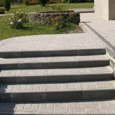 Поребрик Золотий Мандарин 1000х200х60 мм на сірому цементі чорний