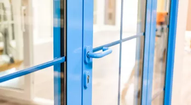 Алюминиевые двери в интерьере: сочетание функциональности и стиля