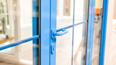 Алюмінієві двері в інтер’єрі: поєднання функціональності та стилю
