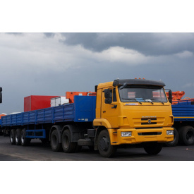 Вантажні перевезення бортовим автомобілем. Довжина - 13,6м.п, ширина - 2,4м.п., вантажопідйомність - 15,0т. 