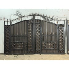 Кованые ворота с калиткой и пиками