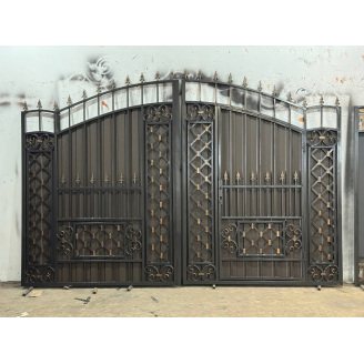 Кованые ворота с калиткой и пиками