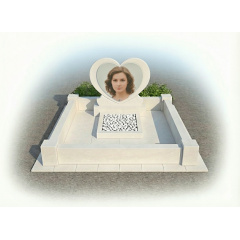 Мемориал со светлого мраморного песчаника в виде сердца Коломыя