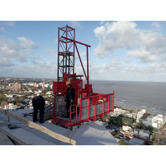 Мачтовый грузовой подъемник SC350 грузоподъемностью 3,5 тонн с открытой кабиной. Киев