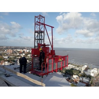 Мачтовый грузовой подъемник SC350 грузоподъемностью 3,5 тонн с открытой кабиной.