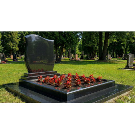 Подвійний пам'ятник із великим квітником і відмосткою