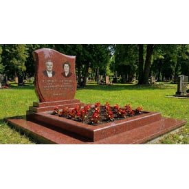 Подвійний пам'ятник із відмосткою в червоному граніті