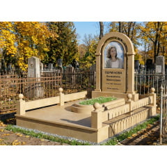 Меморіальний комплекс із жовтого каменю для жінки Луцк