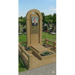 Елітний пам'ятник із піщаника з аркою Токмак