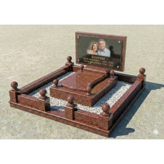 Елітний сімейний пам'ятник із червоного граніту з огорожею Київ