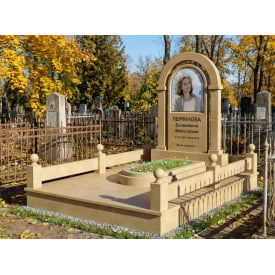Меморіальний комплекс із жовтого каменю для жінки