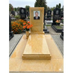 Класичний пам'ятник для чоловіка мармуровий піщаник Київ