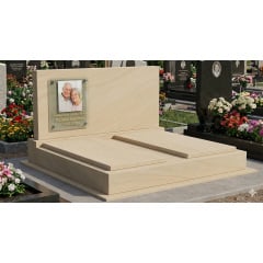 Подвійний пам'ятник зі світлого каменю Суми