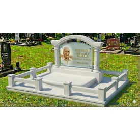 Меморіальний комплекс з аркою та колонами пісковик