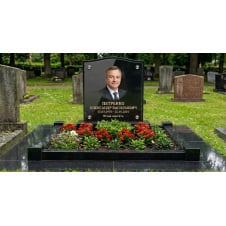 Пам'ятник із огорожею та відмосткою чорний граніт