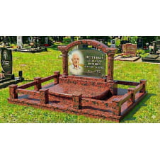 Меморіальний комплекс з аркою та колонами червоний граніт