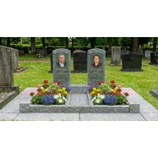 Подвійний пам'ятник із сірого граніту з майданчиком