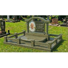 Меморіальний комплекс з аркою та колонами зелений граніт