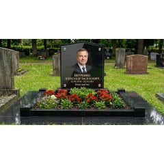 Пам'ятник із огорожею та відмосткою чорний граніт Кобижча