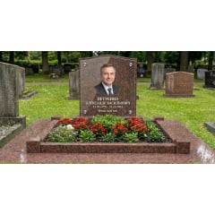 Пам'ятник із огорожою та відмосткою червоний граніт Токмак