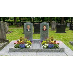 Подвійний пам'ятник із сірого граніту з майданчиком Новомосковськ