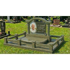 Меморіальний комплекс з аркою та колонами зелений граніт Доманівка