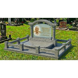 Меморіальний комплекс з аркою та колонами сірий граніт