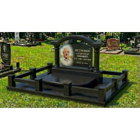 Мемориальный комплекс с аркой и колоннами черный гранит