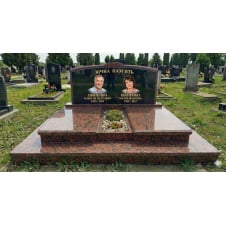 Подвійний пам'ятник із горизонтальною стелою та майданчиком червоний граніт