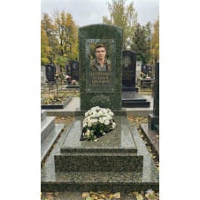 Класичний пам'ятник для чоловіка з цоколем із зеленого граніту