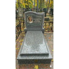 Пам'ятник із фігурною горизонтальною стелою сірий граніт