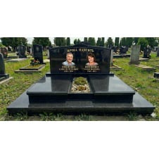 Подвійний пам'ятник із горизонтальною стелою та майданчиком габбару