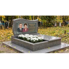 Подвійний горизонтальний пам'ятник із квітником і відмосткою із сірого граніту
