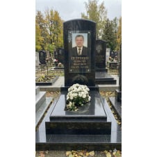 Класичний пам'ятник для чоловіка з цоколем із чорного граніту