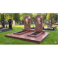 Подвійний пам'ятник із червоного граніту з майданчиком і цоколем