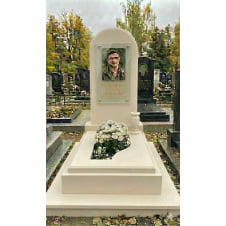 Класичний пам'ятник для чоловіка з цоколем із білого піщаника