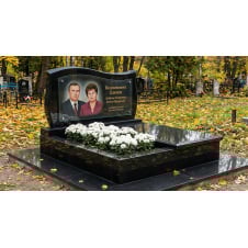 Подвійний горизонтальний пам'ятник із квітником і відмосткою з габбро