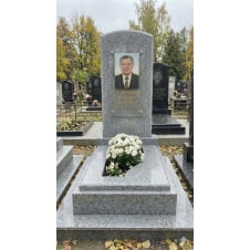 Класичний пам'ятник для чоловіка з цоколем із сірого граніту