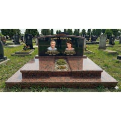 Подвійний пам'ятник із горизонтальною стелою та майданчиком червоний граніт Бердянськ