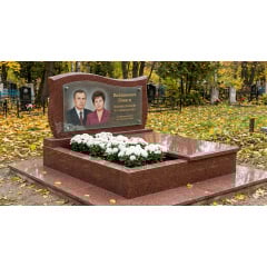 Подвійний горизонтальний пам'ятник із квітником і відмосткою з червоного граніту Купянск